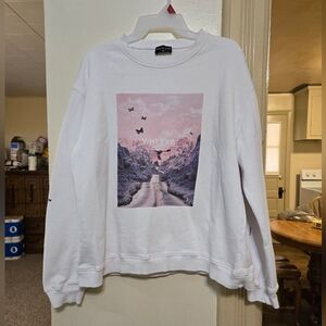 White Fox Boutique sweatshirt size S/M in great condition